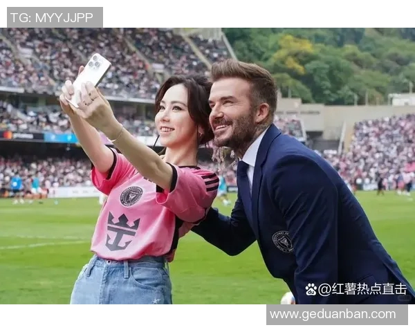 与足球明星亲密合影高清图片分享让你感受球场魅力与偶像的瞬间